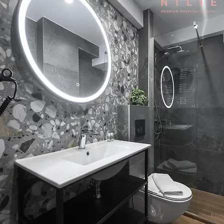 Room8, Nilie Hospitality Mgmt דירה