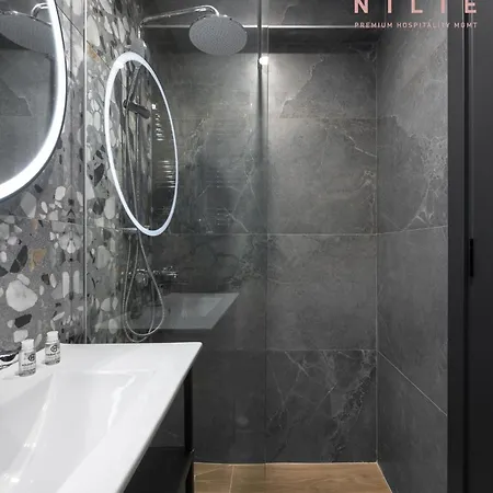 Room8, Nilie Hospitality Mgmt شقة *