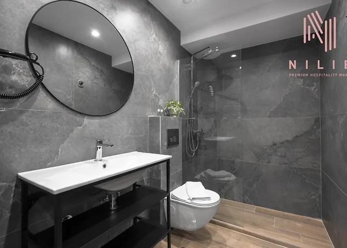 Room8, Nilie Hospitality Mgmt *
