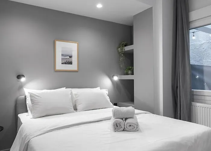Room8, Nilie Hospitality Mgmt *